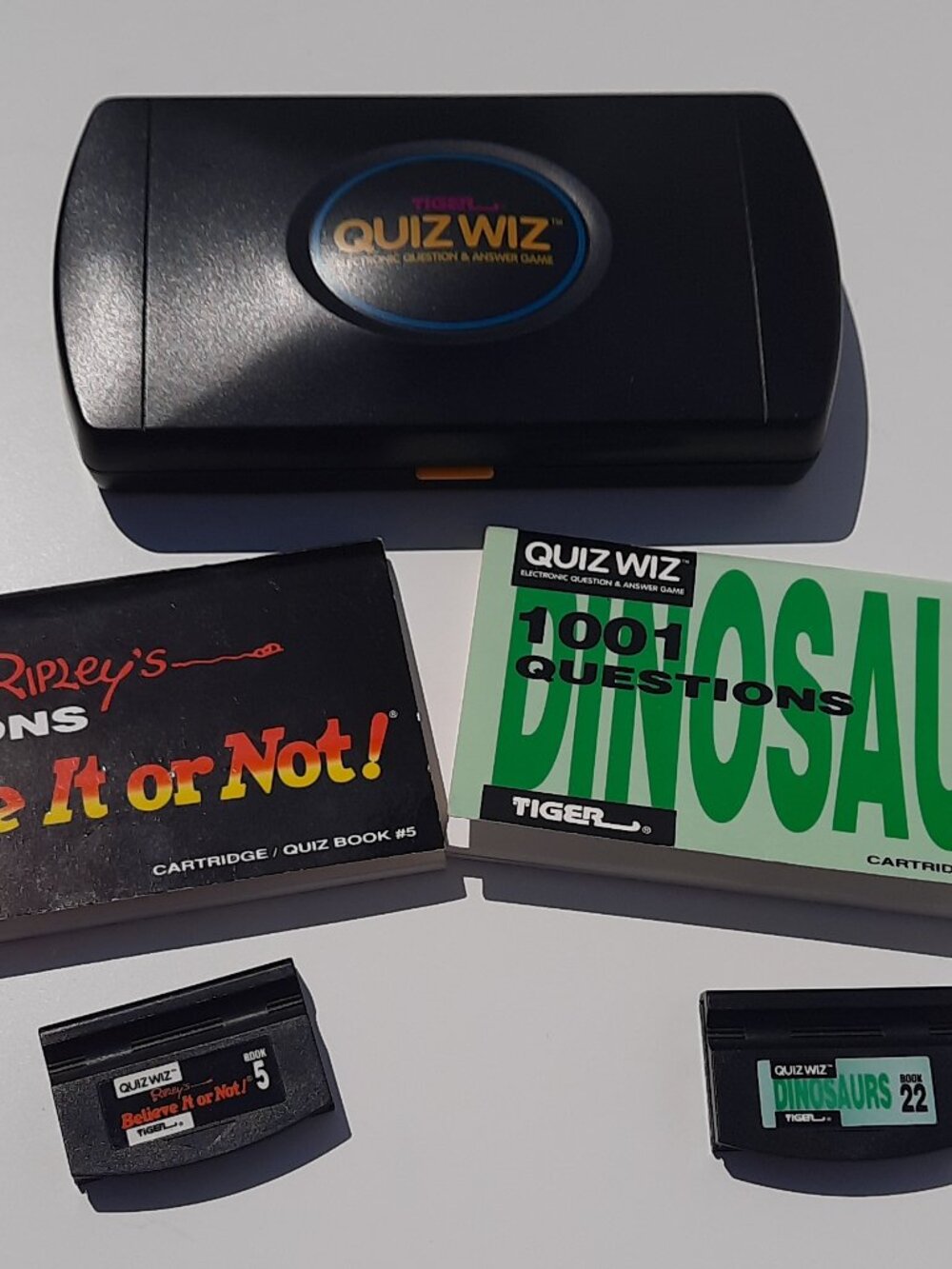 Quiz Wiz Tiger Electronics 1993 Handheld Quiz Game w/ Dinosaurs & Ripley's Games